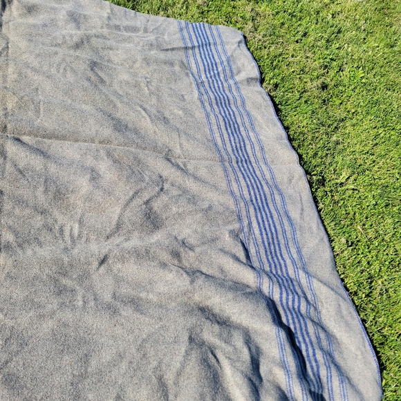 vintage 1950s 100% wool blanket, Horn Brothers, made in Canada, grey blue stripe - Picture 7 of 8